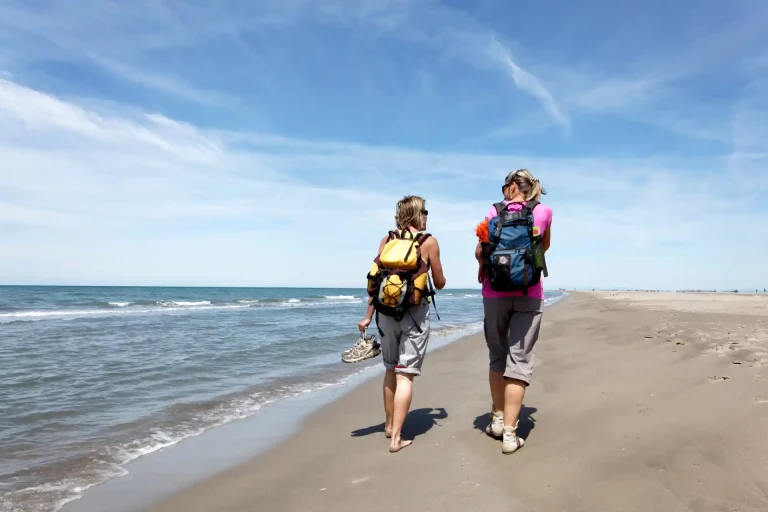 Randonnée en bord de mer dans les Landes, entre dunes, océan et sentiers côtiers.